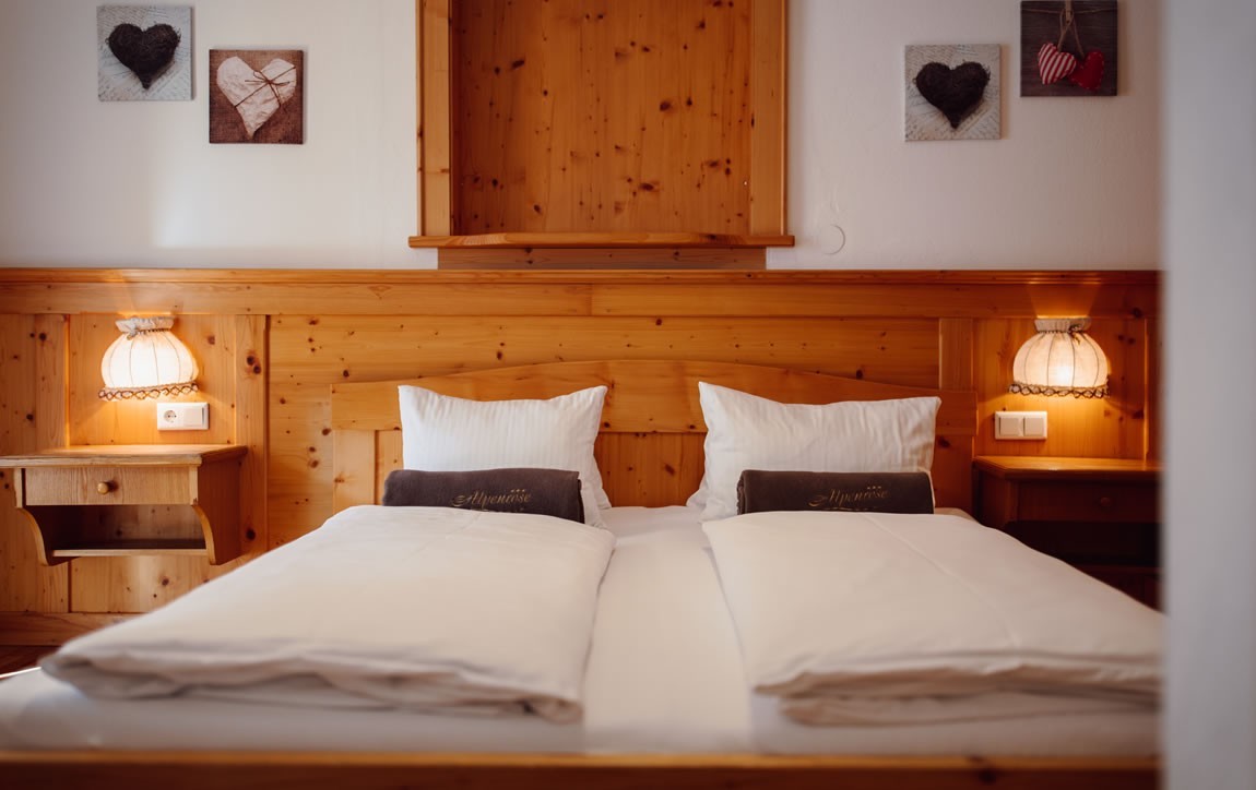 Doppelzimmer mit Balkon und Flat-TV