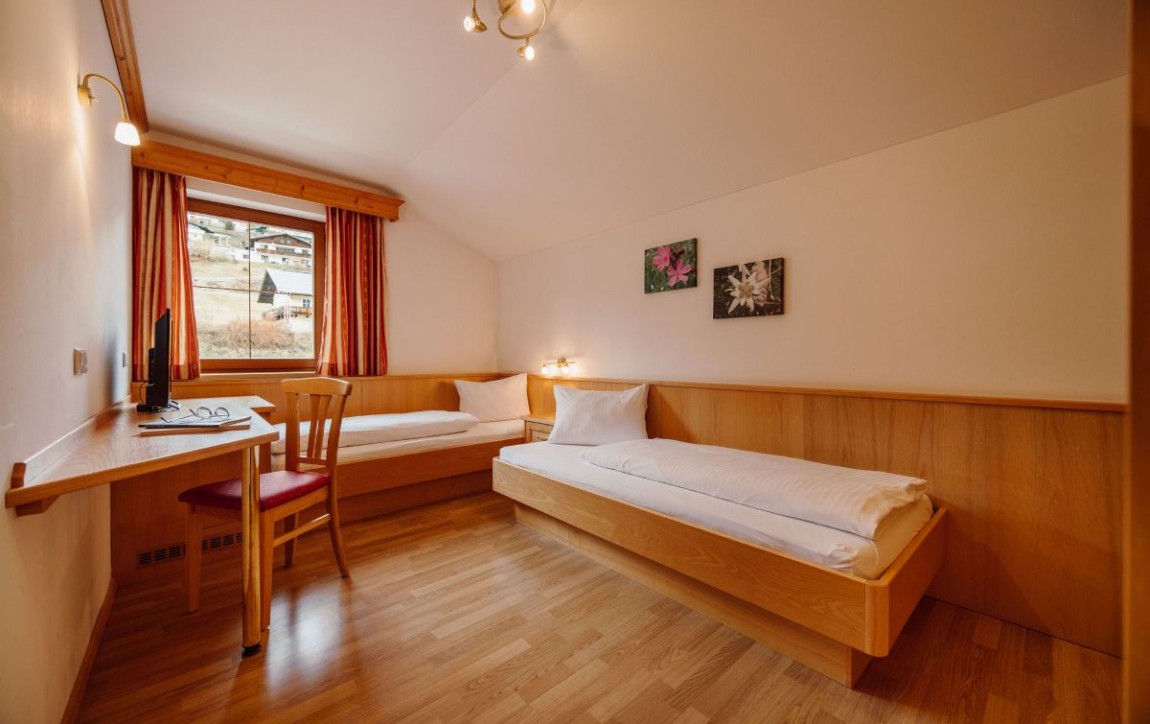 Einzelzimmer mit Flat-TV und Dusche/WC
