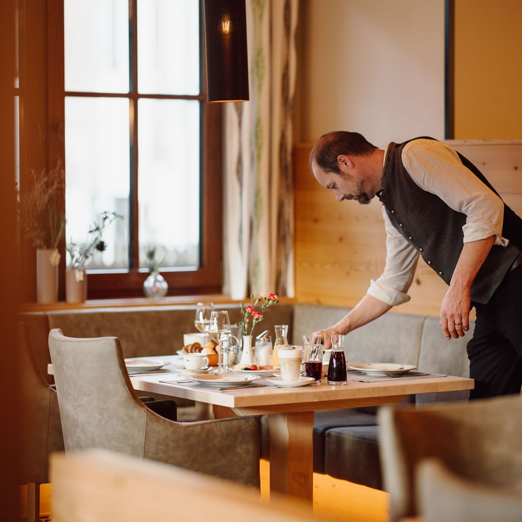 Liebevoll gedeckte Tische im Restaurant und beim Frühstück
