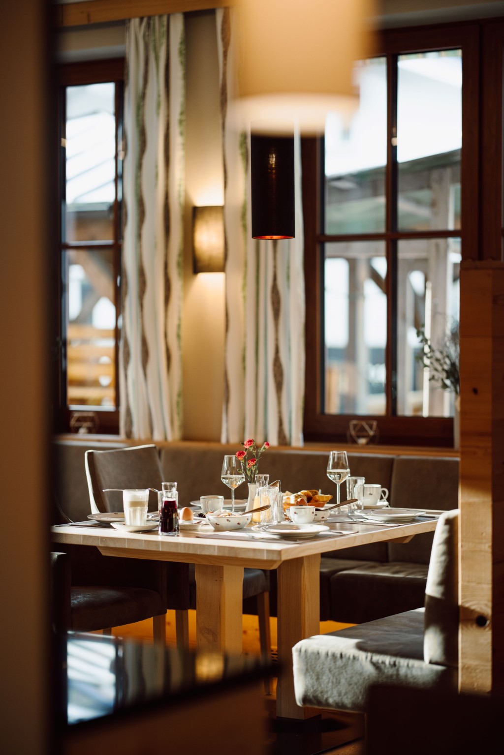 Liebevoll gedeckter Tisch beim Frühstücksbuffet im Hotel Alpenrose***